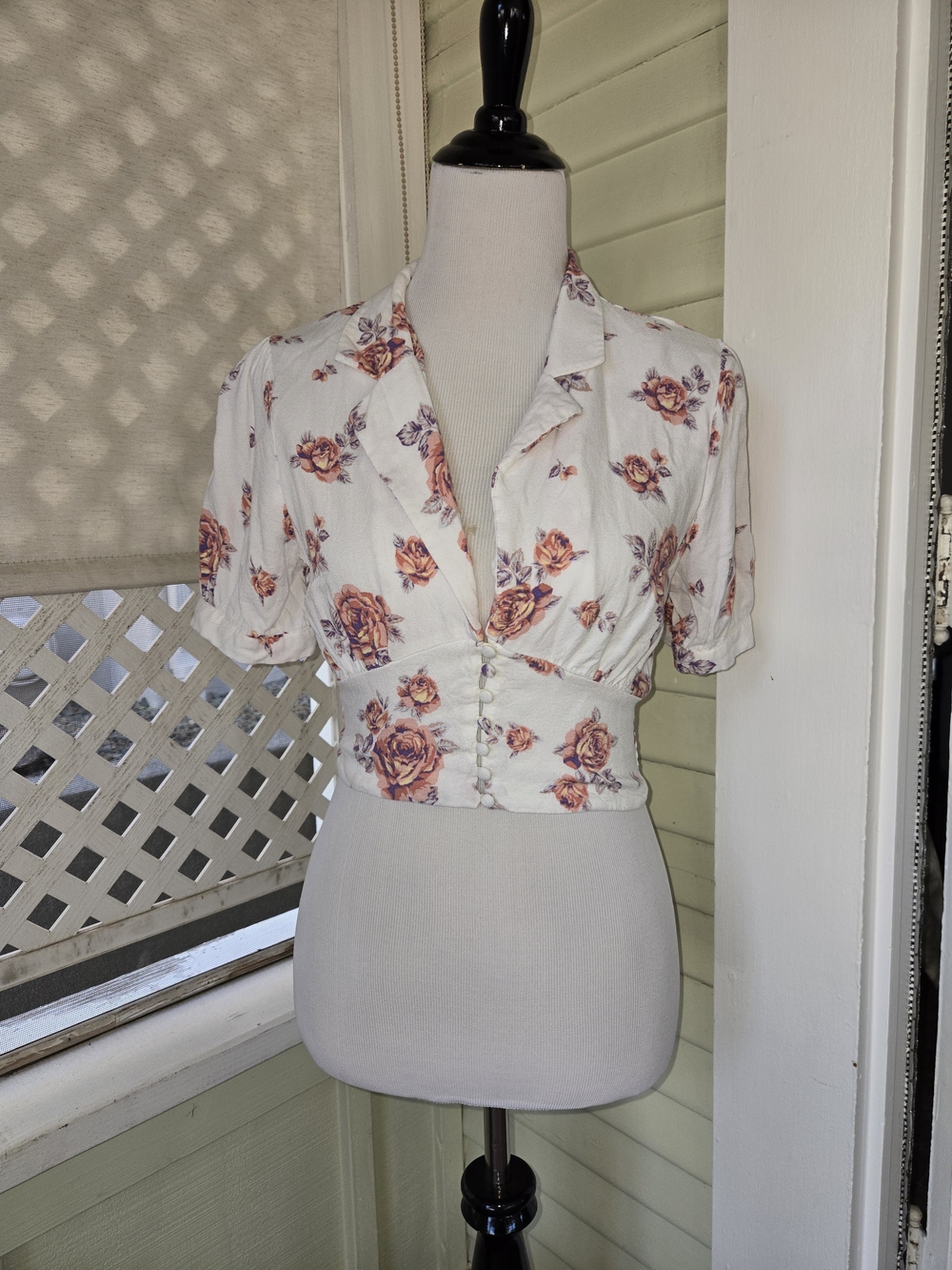 Forever 21 White Floral Button-Front Crop Top